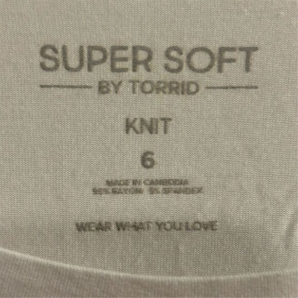 Torrid Women's Plus Size 6 (6X) White Knit T-Shirt Short Sleeve Casual Top - Picture 3 of 8